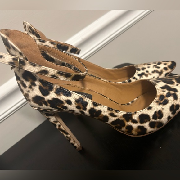 Sophia & Lee Classic Leopard Print Pointed Toe Heels - Picture 3 of 4